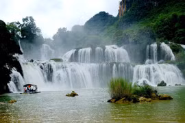 Thác Bản Giốc vào mùa lễ hội