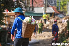Bài 3 - Nghệ An: Nắng lên, người dân "lội bùn, vượt lũ" đi nhận quà hỗ trợ