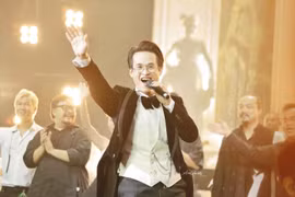 Hà Anh Tuấn thăng hoa trong đêm concert "cháy vé" ở Hà Nội
