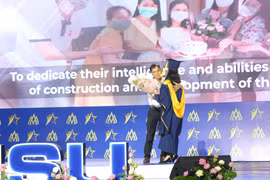 Cô gái câm điếc, thành thủ khoa cử nhân đại học: Khâm phục sự kiên trì của bố mẹ