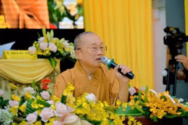 Thọ nhận vật phẩm trong lễ cúng dường: Góc nhìn từ lý và luật