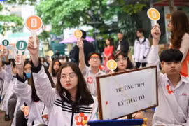 ĐBQH Nguyễn Thị Việt Nga: Miễn học phí mà vẫn để tăng các khoản thu ngoài thì sẽ vô tác dụng!