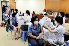 Phát động tiêm vắc xin mũi 3, mũi 4 cho công chức, viên chức, người lao động