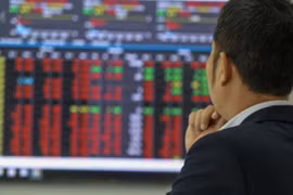 Cổ phiếu ngân hàng, chứng khoán, bất động sản hãm đà tăng, VN-Index 'bốc hơi' 14 điểm