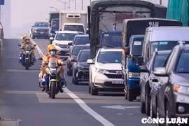 Hà Nội: CSGT sử dụng xe mô tô tuyên truyền nhắc nhở lái xe trên tuyến Vành đai 3