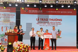 Agribank trao sổ Tiết kiệm 01 tỷ đồng cho khách hàng trúng giải Đặc biệt Chương trình “Mùa hè Xanh – Tăng nhanh tích lũy”