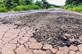 Gia Lai: Tuyến đường giao thông biên giới 140 tỷ đồng chưa nghiệm thu đã “nát tan”