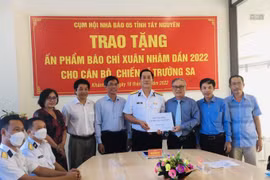 Trao tặng ấn phẩm báo chí Xuân Nhâm Dần 2022 cho cán bộ, chiến sĩ Trường Sa