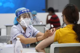 Hà Nội yêu cầu tăng cường tiêm chủng vắc xin COVID-19