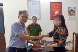 Hà Nội: Người phụ nữ trả lại 200 triệu đồng bị đánh rơi cho vị tiến sĩ