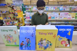 Khẩn trương rà soát, xử lý các vấn đề liên quan đến học phí phổ thông và sách giáo khoa