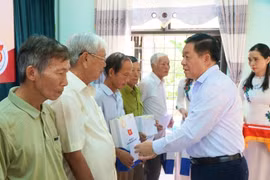 Trưởng Ban Tuyên giáo Trung ương tặng quà các gia đình chính sách tại tỉnh Quảng Trị