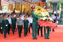 Thủ tướng dự chương trình tưởng nhớ, tri ân các anh hùng, liệt sĩ hi sinh ở chiến trường Lào