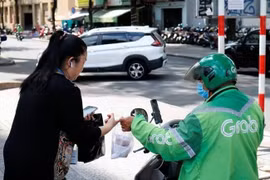 Grab cần minh bạch việc thu phụ phí nắng nóng
