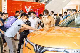 Hàng nghìn khách xếp hàng để lái thử VF 8, nhiều người tranh thủ chốt cọc sớm