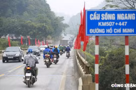 Lo ngại dịch bệnh, nhiều người dân di chuyển bằng xe máy hơn 300km ra Hà Nội