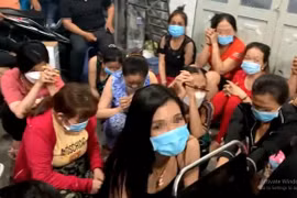 Cảnh sát đột kích sới bạc trong đêm, bắt quả tang hàng chục "quý bà" đang sát phạt