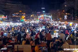 Chợ đêm Đà Lạt: Biển người đông đúc nhích từng bước, xe xếp hàng, di chuyển chậm