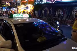 Phát hiện taxi ‘dù’ hoạt động bát nháo, tài xế trang bị cả tuýp sắt, gậy gỗ