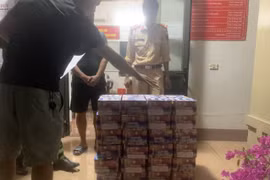 Phát hiện gần 100kg pháo hoa trên ô tô
