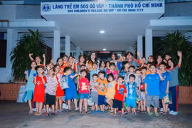 Hoa hậu Phan Kim Oanh mang yêu thương cho làng trẻ em SOS