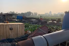 Bị lực lượng chức năng kiểm tra, 2 đối tượng khai thác cát nhảy xuống sông bỏ trốn