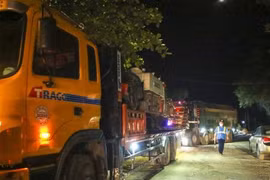 Xe quá tải lưu thông vào ban đêm để qua mặt lực lượng chức năng