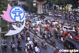 Phân làn đường Nguyễn Trãi “có cũng như không”, người dân vẫn “mạnh ai nấy đi”