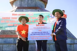 Chương trình "Tự hào cờ Tổ quốc" của báo Người Lao Động đến với đồng bào huyện Đồng Văn (Hà Giang)
