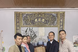 Hội Nhà báo tỉnh Vĩnh Phúc trao quà tết cho các gia đình có hoàn cảnh khó khăn