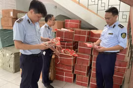 Lào cai: Phát hiện, thu giữ 16.000 vỉ kẹo mút và nhiều thực phẩm không có xuất xứ