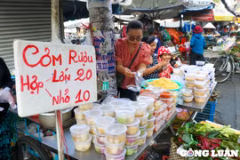 Người dân TP. HCM đổ xô đi chợ, mua đồ cúng dịp Tết Đoan Ngọ