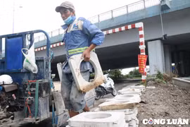 TP. HCM: Bị chặn dưới dạ cầu Rạch Chiếc, người dân khổ sở leo lề