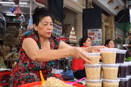 Người dân Thủ đô tấp nập đi chợ sắm lễ đón Tết Đoan Ngọ