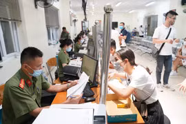Đông đảo người dân đi làm thủ tục cấp hộ chiếu theo mẫu mới ở Hà Nội