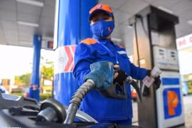 Xăng tăng thêm 500 đồng/lít, tiệm cận ngưỡng 33.000 đồng/lít