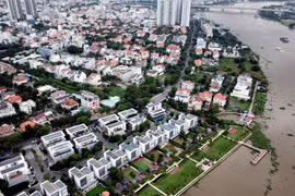 Hành lang bờ sông Sài Gòn gần như bị 'độc chiếm', người dân không lối ra sông