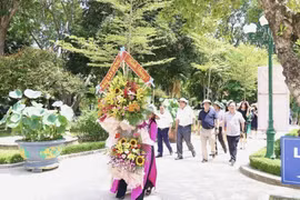 Báo Xây dựng dâng hương tưởng niệm tại Khu di tích Kim Liên và tặng quà cho các gia đình chính sách