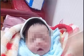 Phát hiện bé trai còn nguyên dây rốn bị bỏ rơi trước nhà dân