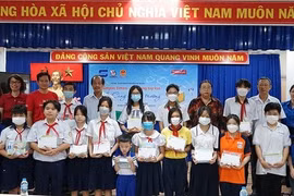 Hội Nhà báo TP.HCM phối hợp với các đơn vị trao 34 học bổng cho học sinh khó khăn