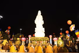 An vị tôn tượng Quán Thế Âm Bồ-tát tại chùa Bầu (Vĩnh Phúc)