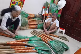 28 năm bên những chiếc chổi của đôi vợ chồng già khiếm thị