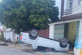 Bắc Giang: Ô tô tông 2 xe máy khiến 4 người thương vong
