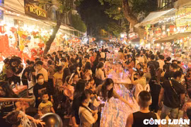 Hà Nội: Hàng nghìn người dân đổ về phố Hàng Mã chơi Trung thu