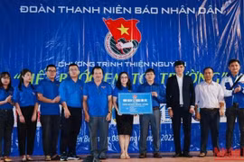 Đoàn Thanh niên Báo Nhân Dân trao quà và tổ chức Tết Trung thu cho trẻ em vùng cao