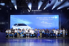 VinFast bàn giao 100 ô tô điện VF 8 đầu tiên chuẩn bị xuất khẩu ra quốc tế