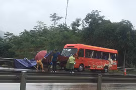 Va chạm xe khách trên cao tốc Nội Bài - Lào Cai, 6 người thương vong