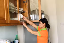 Giữ giấy tờ tùy thân của lao động giúp việc gia đình bị phạt đến 15 triệu đồng