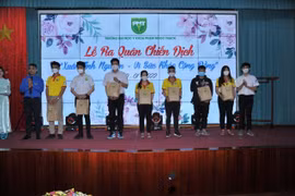 Hàng trăm sinh viên y khoa tình nguyện tham gia chống dịch xuyên Tết