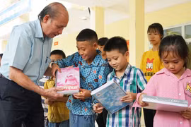 Hội Nhà báo thành phố Hà Nội trao quà các điểm trường tại xã biên giới huyện Hoàng Su Phì